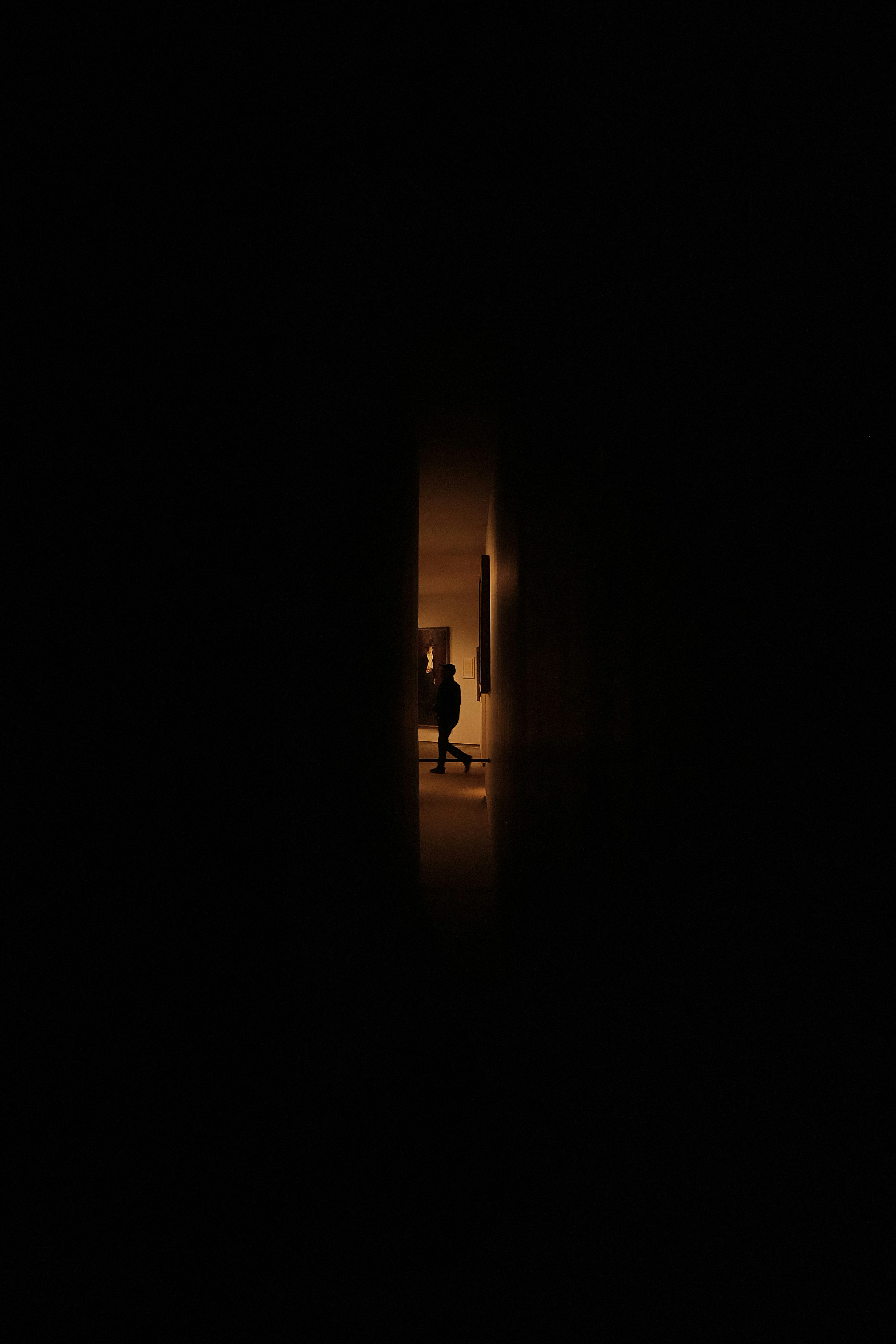 Una persona está saliendo de una habitación oscura
