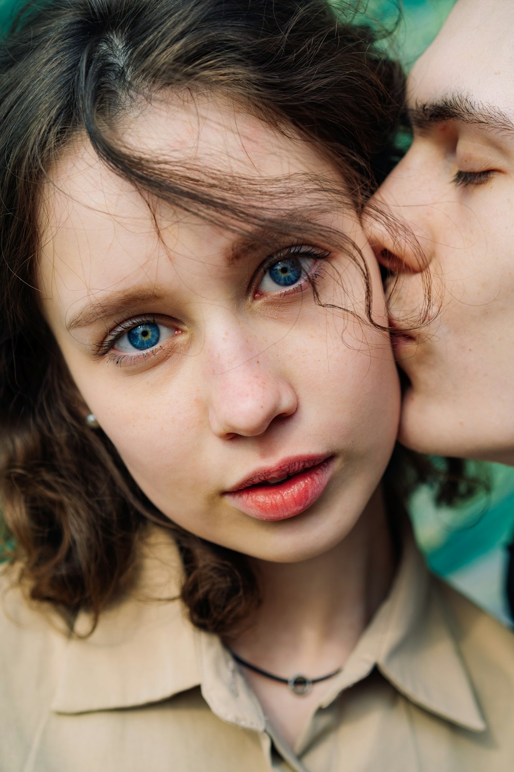 um homem e uma mulher se beijando