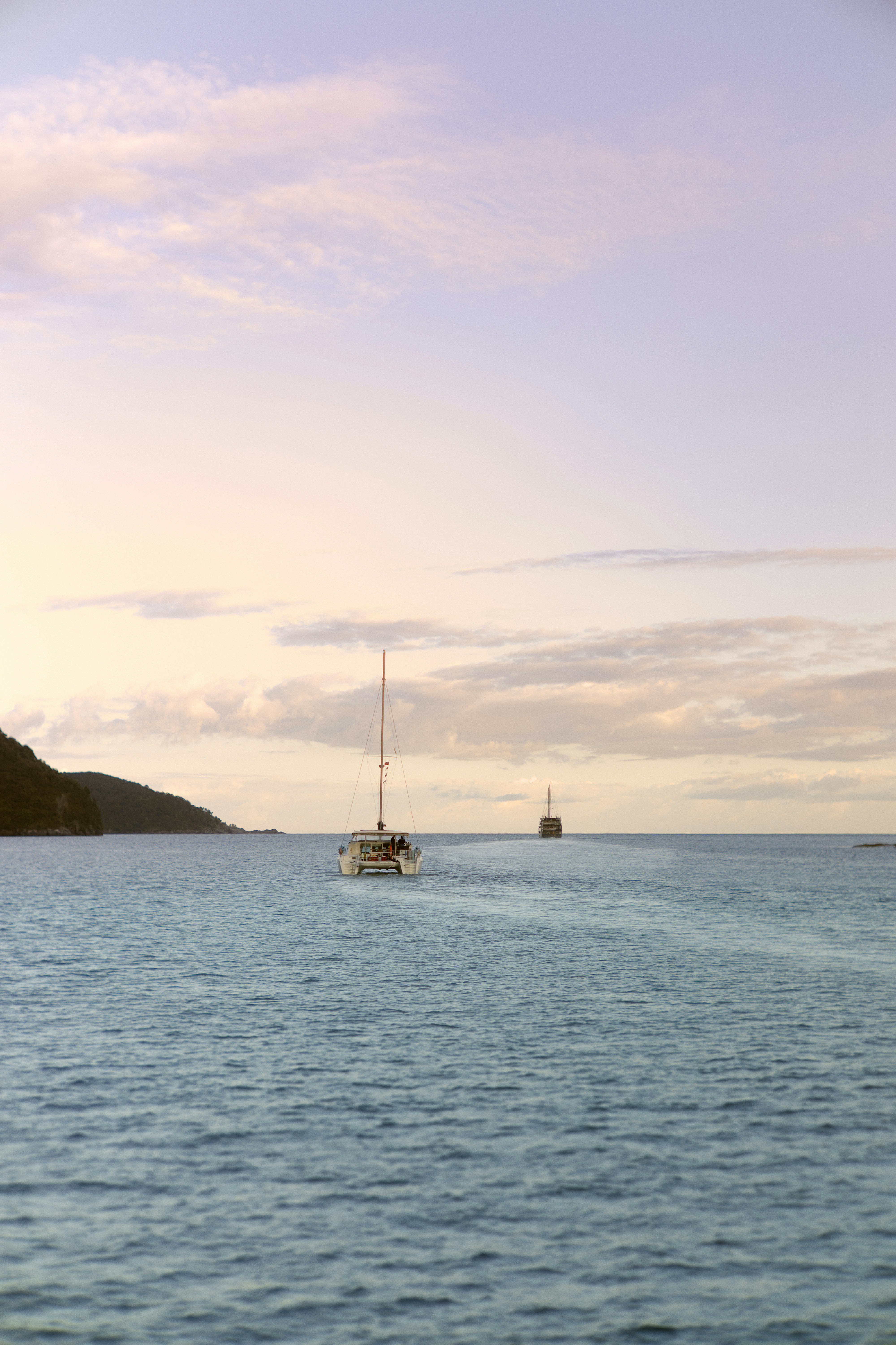 Dois barcos estão em águas abertas