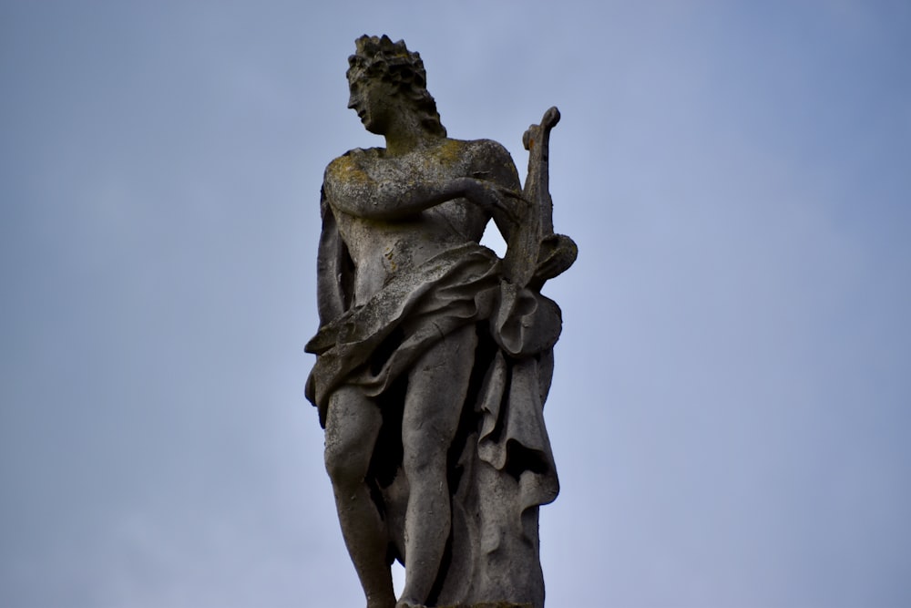 una statua di un uomo che tiene un bastone