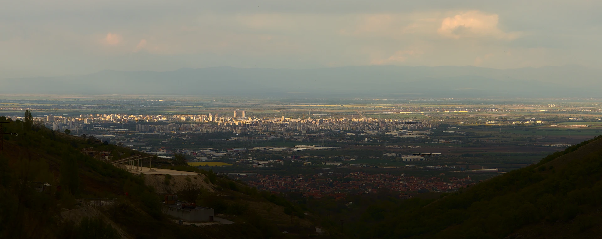 A panoramic view of Villavicencio city with a highlighted overlay of a BIM project under construction.