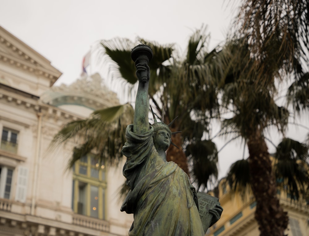 建物の前の自由の女神像