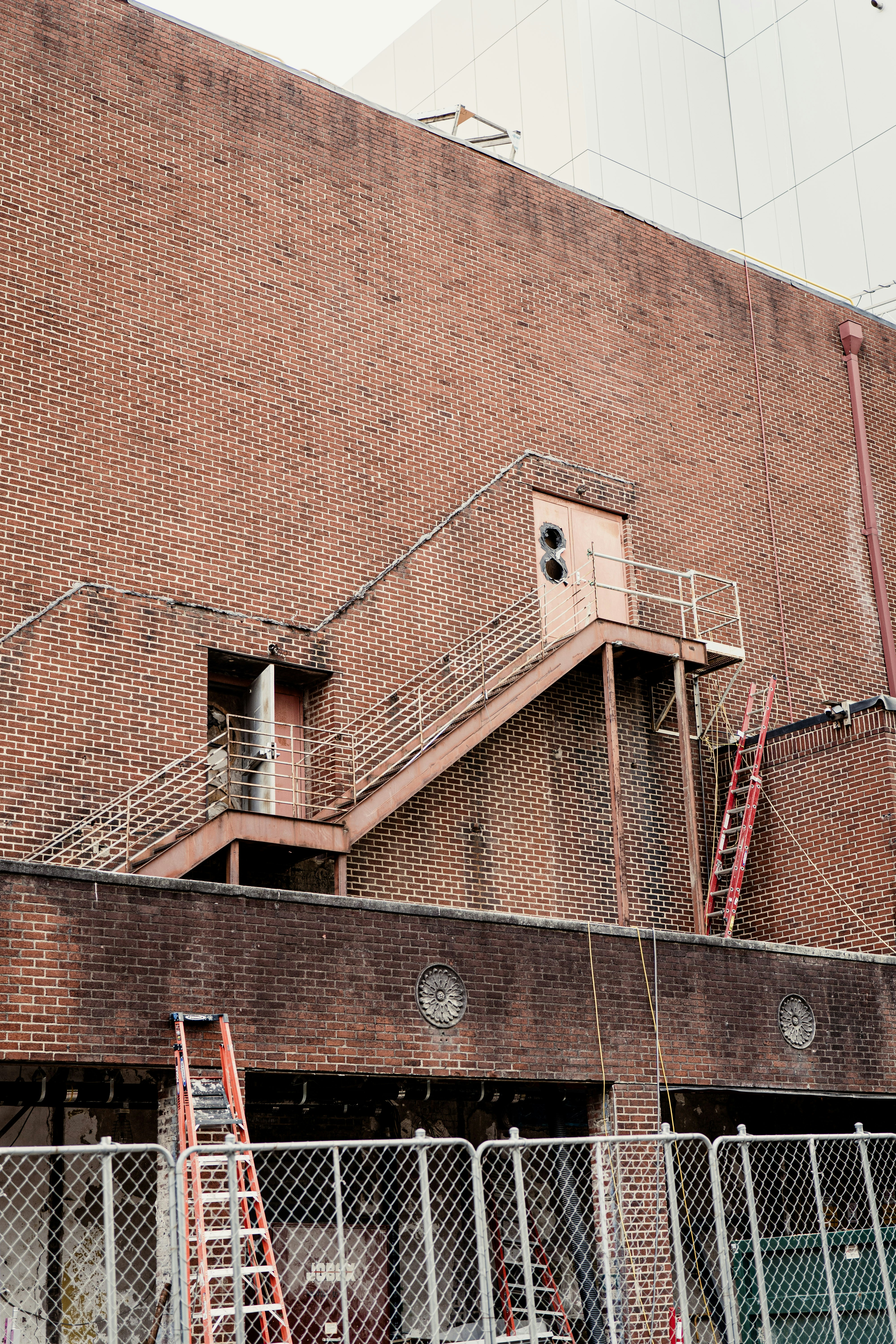 Un edificio alto de ladrillo con una escalera de incendios