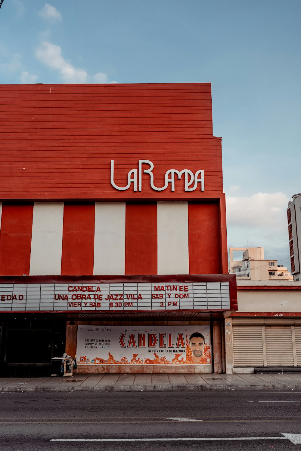 ein rot-weiß gestreiftes Gebäude mit einem Schild mit der Aufschrift "Larrama"