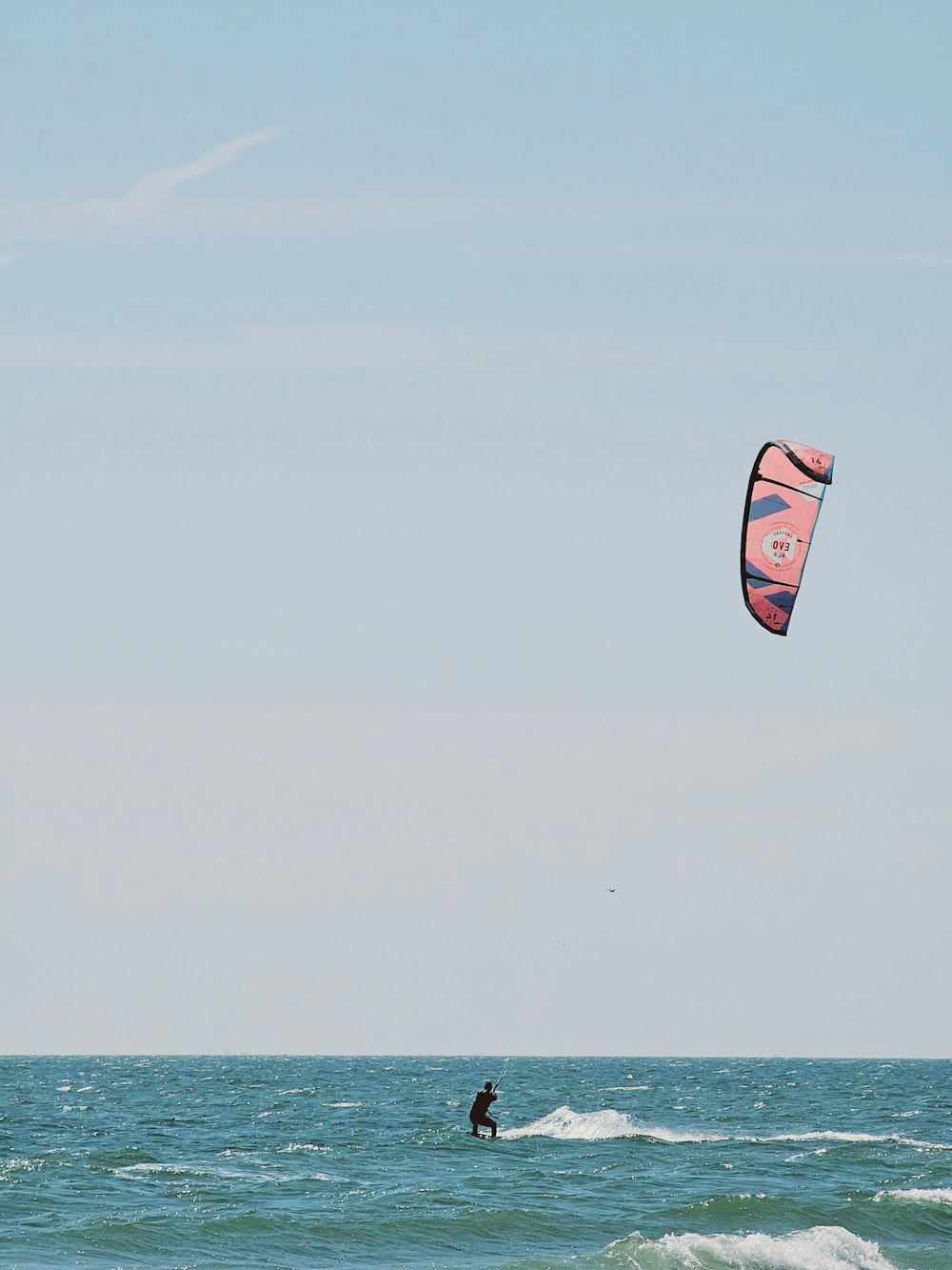 eine Person auf einem Surfbrett im Wasser