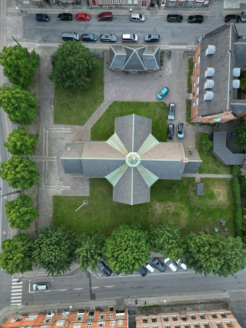 una veduta aerea di un parco con auto parcheggiate al suo interno