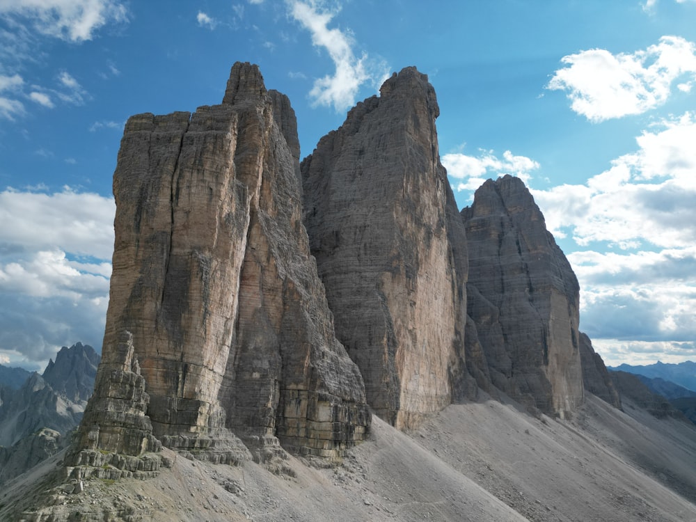 Un gruppo di alte rocce sedute sulla cima di una montagna