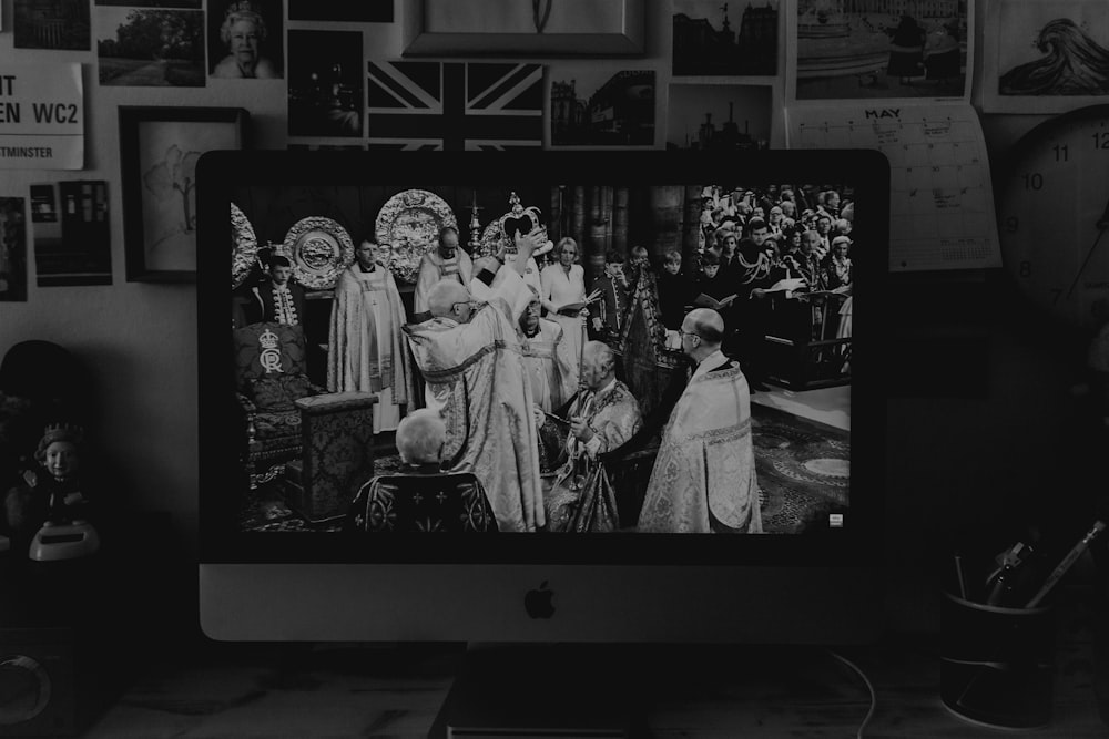 Una foto in bianco e nero dello schermo di un computer