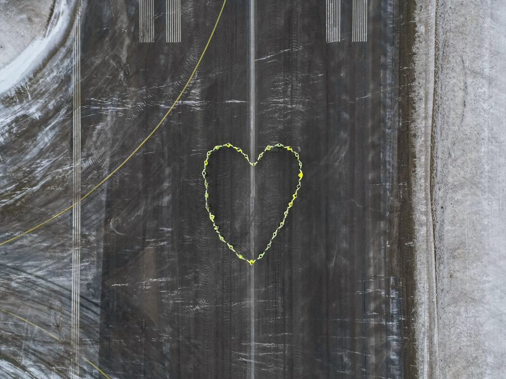 um coração desenhado no meio de uma estrada