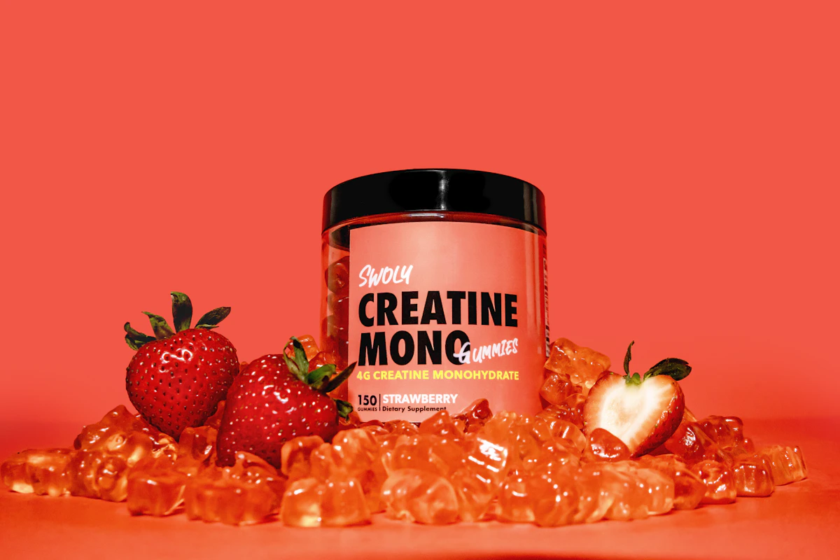 Toples creatine monohydrate diletakkan di samping buah segar sebagai ilustrasi supplement workout untuk strength training dengan label BPOM resmi yang terdaftar