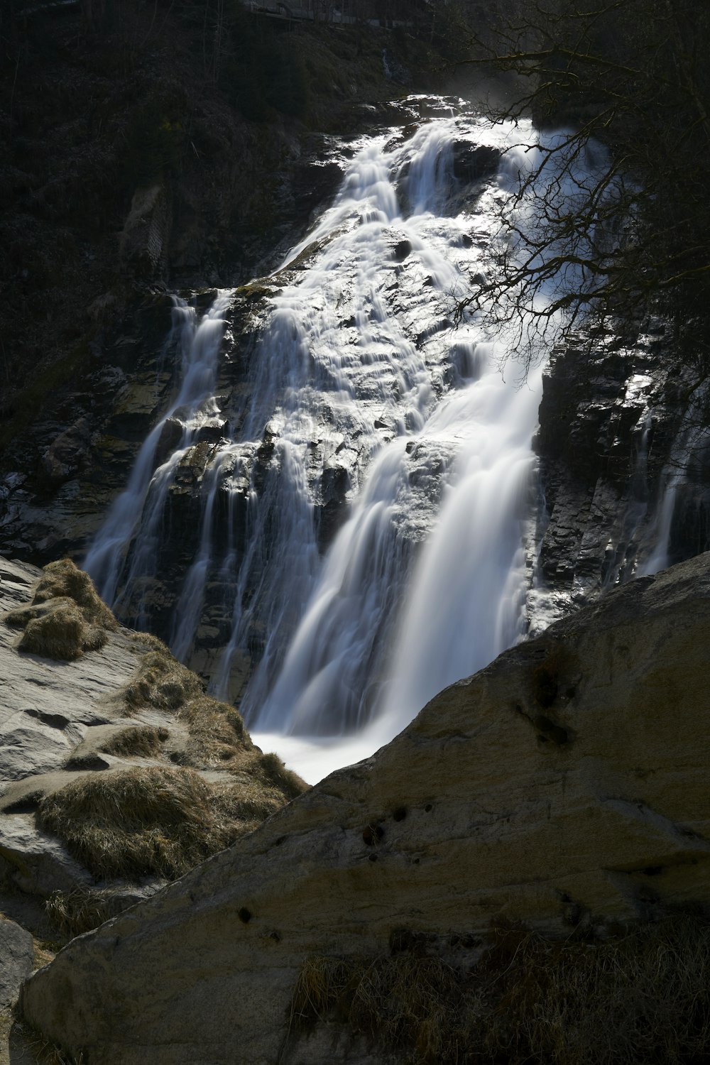 Una grande cascata con acqua che scende lungo i suoi lati