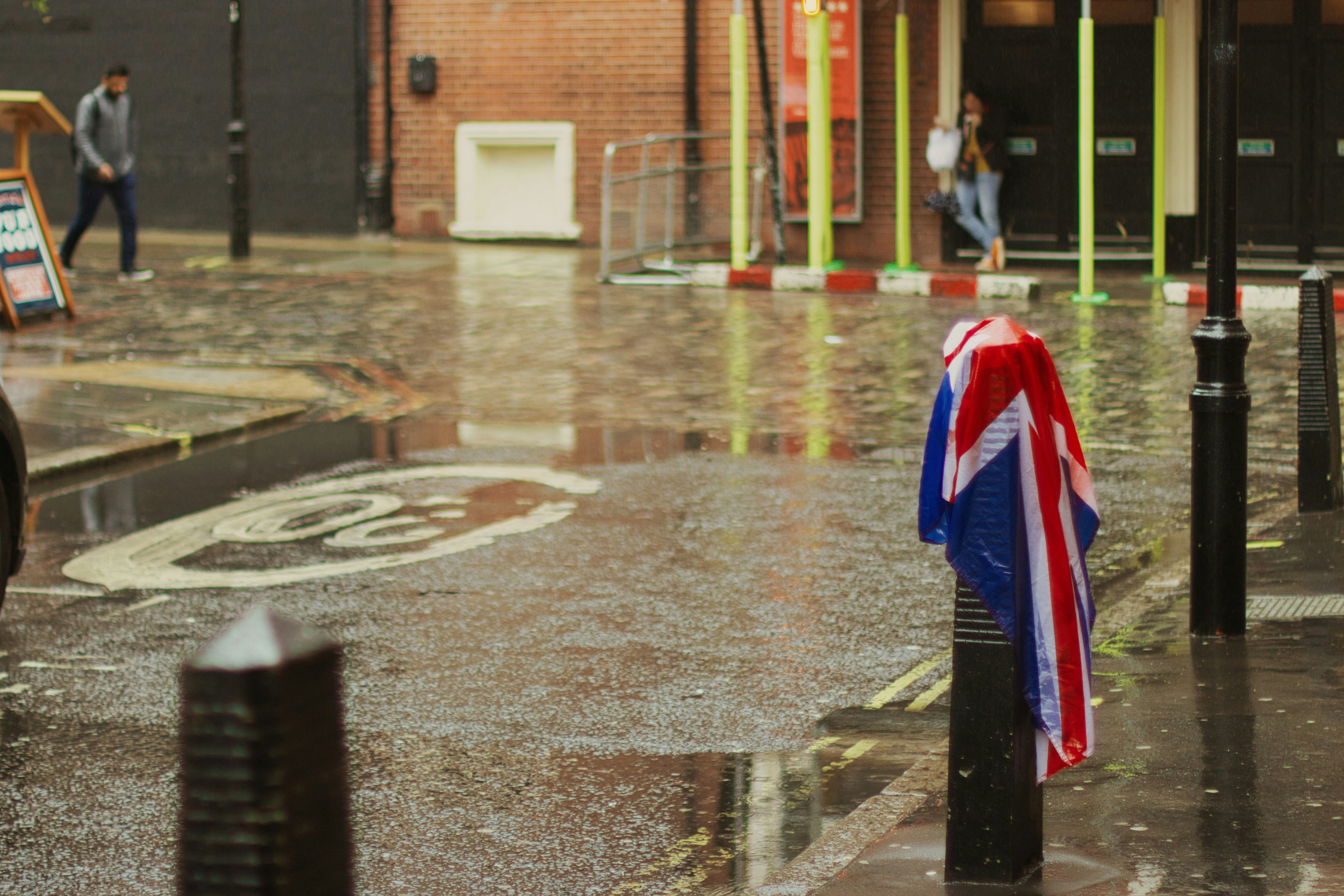 Eine Straßenszene mit Menschen, die auf dem Bürgersteig gehen