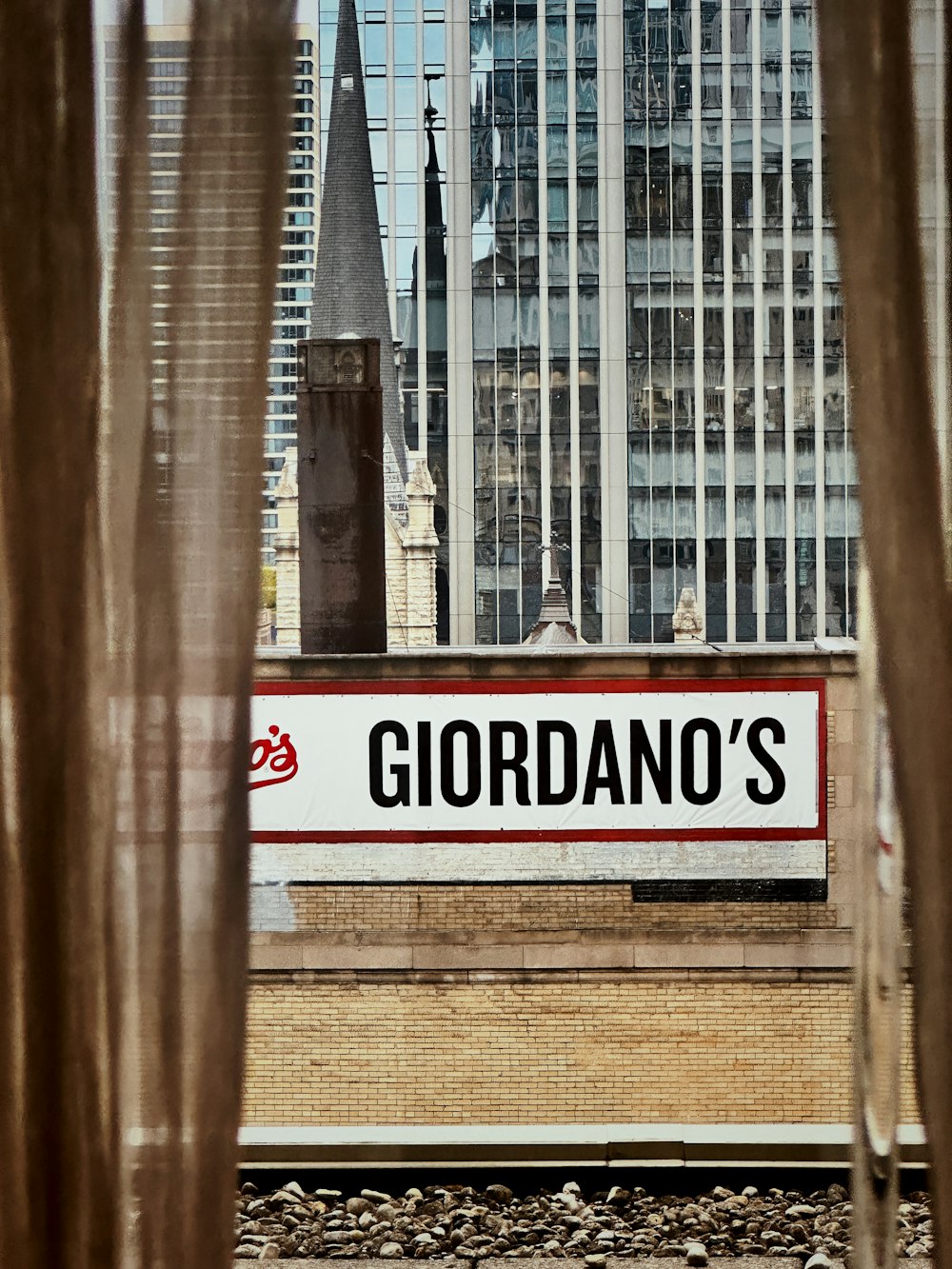 there is a sign that says giordano's on the side of a