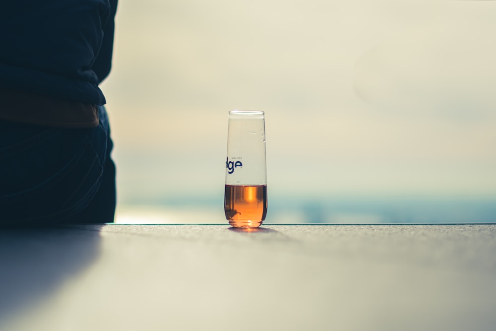 Un verre rempli de liquide posé sur une table photo – Photo Manhattan  Gratuite sur Unsplash