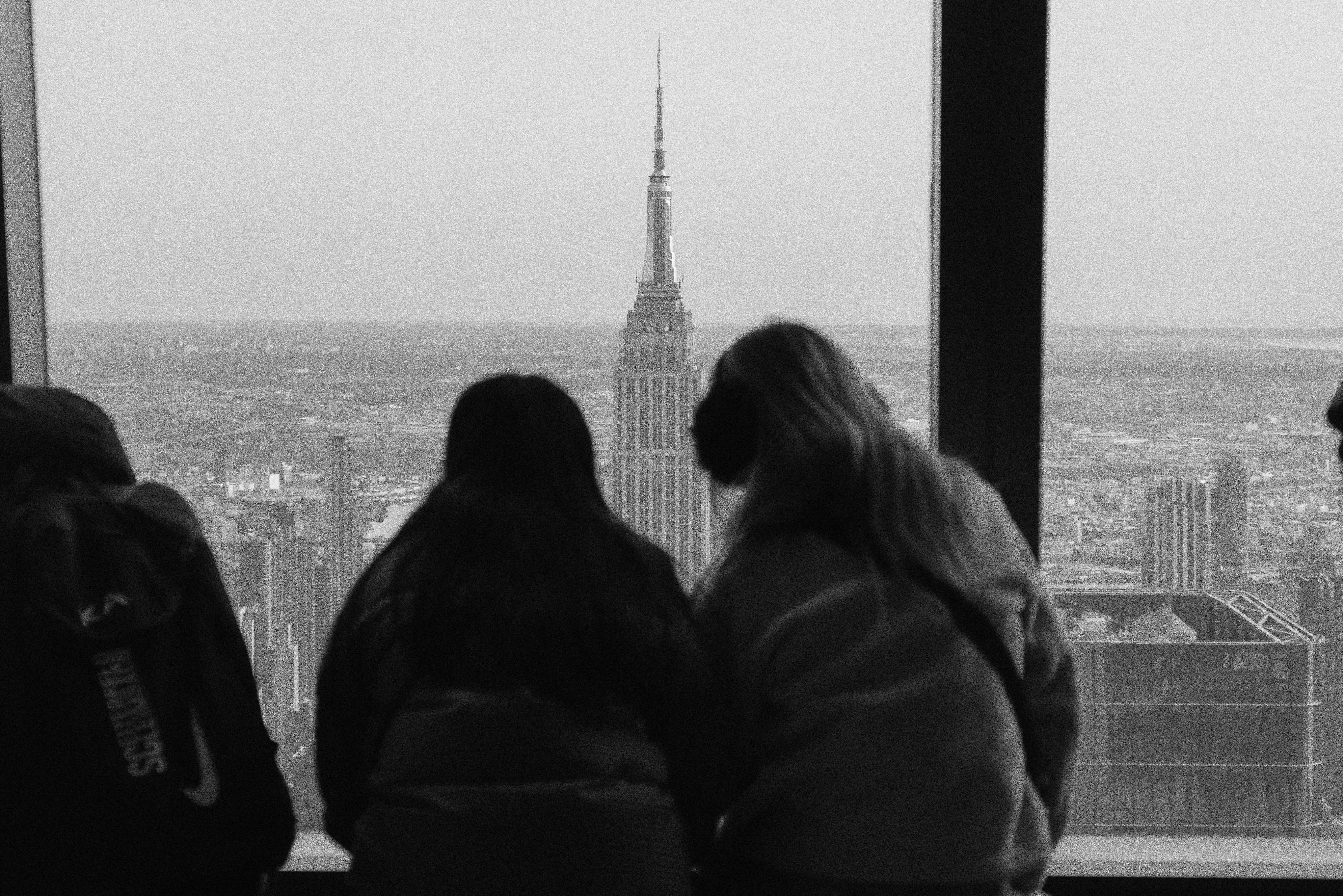 un gruppo di persone in piedi davanti a una finestra