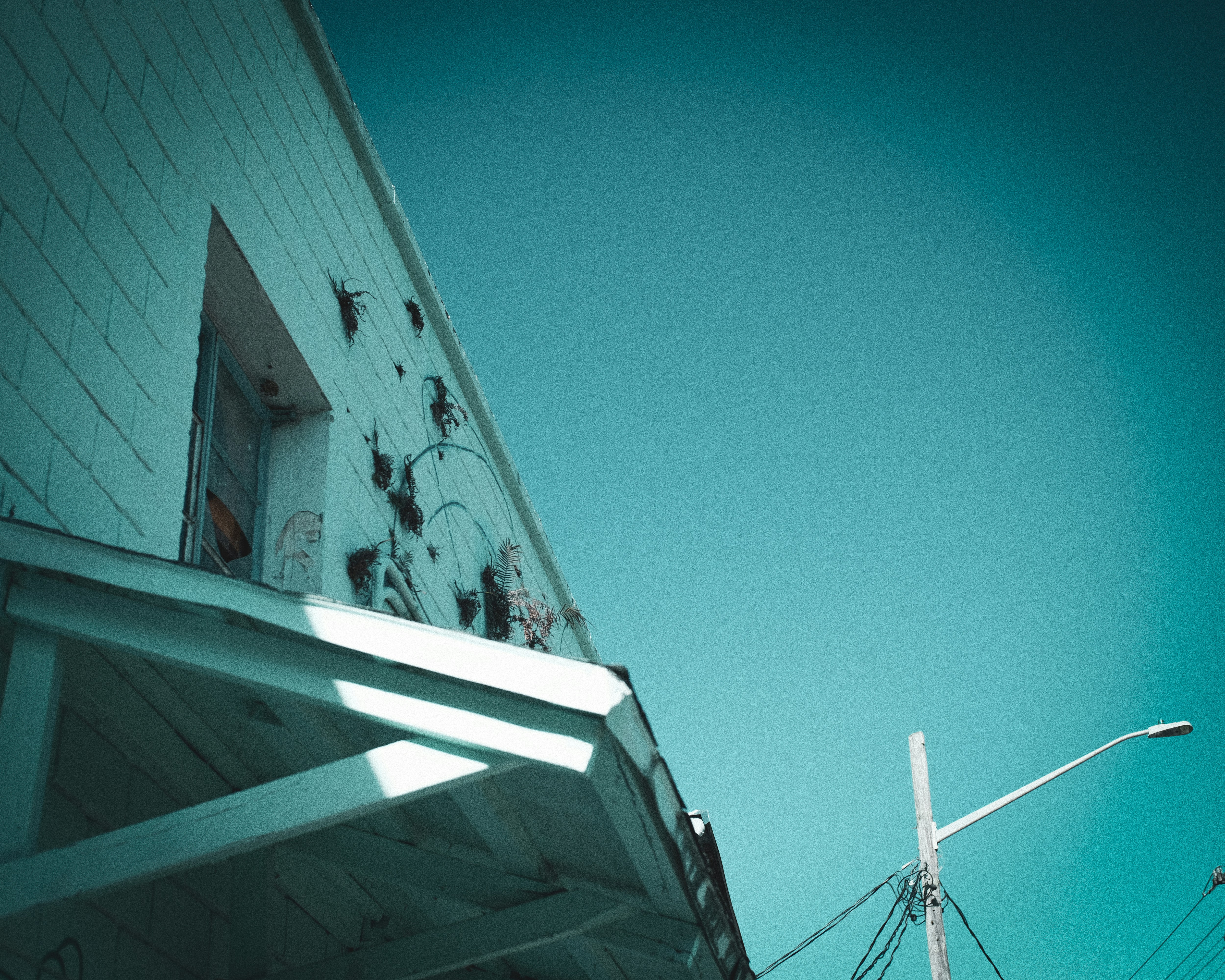 un alto edificio bianco con graffiti sul lato di esso