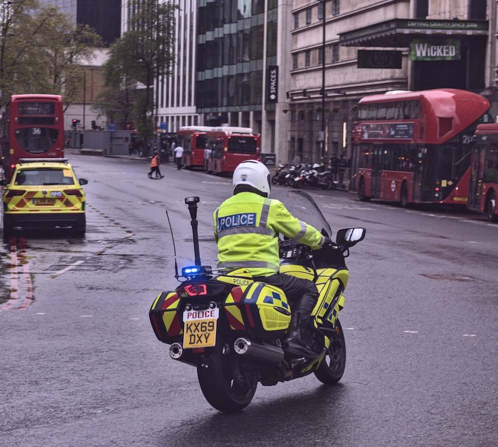 Ein Polizist, der auf einem Motorrad auf einer Straße in der Stadt fährt