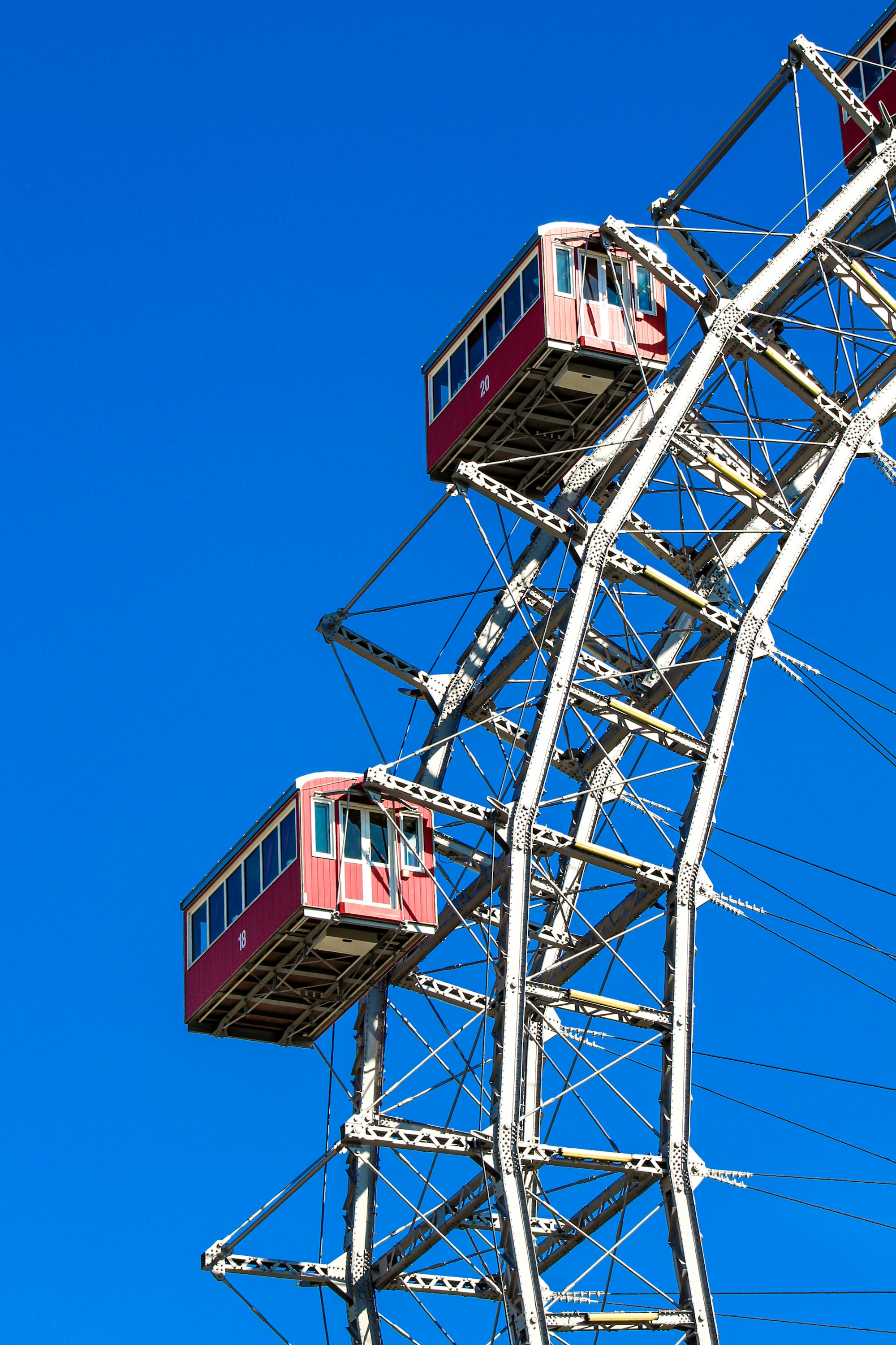 Une grande roue rouge et blanche contre un ciel bleu photo – Image ...