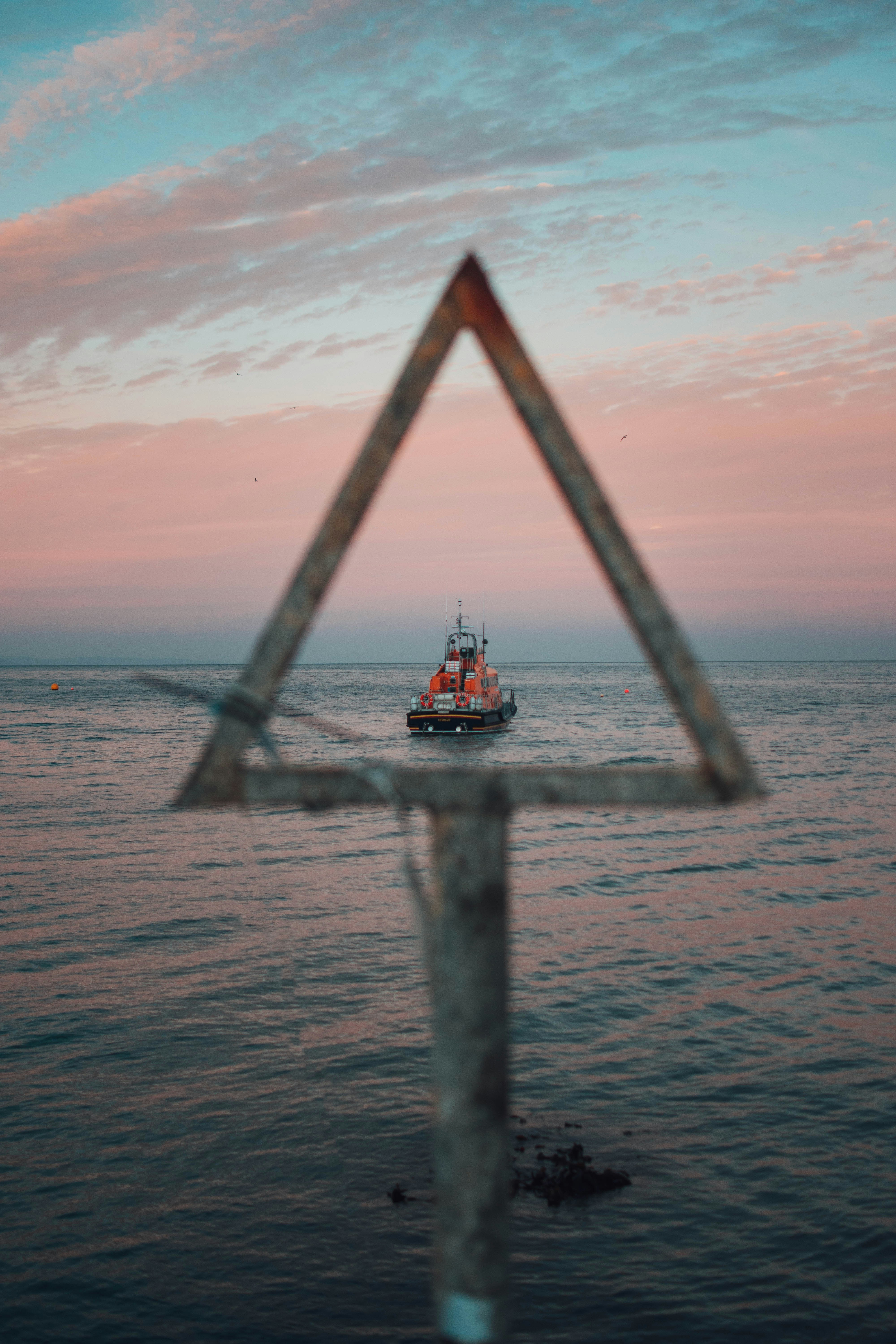 수역 한가운데에 있는 작은 보트