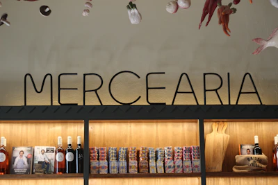 A vibrant display of colorful products arranged neatly on shelves, highlighting the variety available at Mercado Livre.