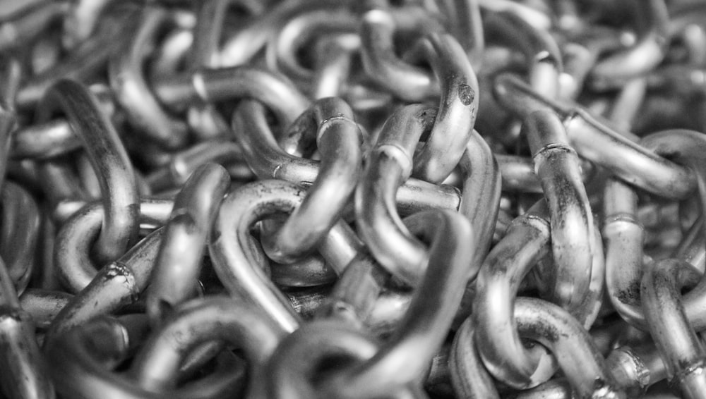 a close up of a bunch of metal chains