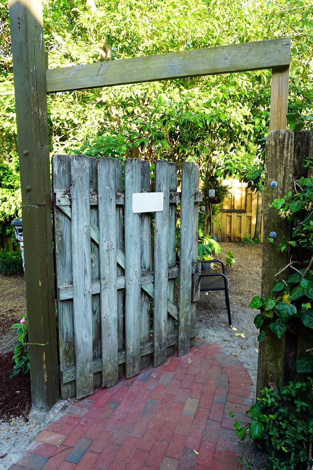 看板のある木製の門