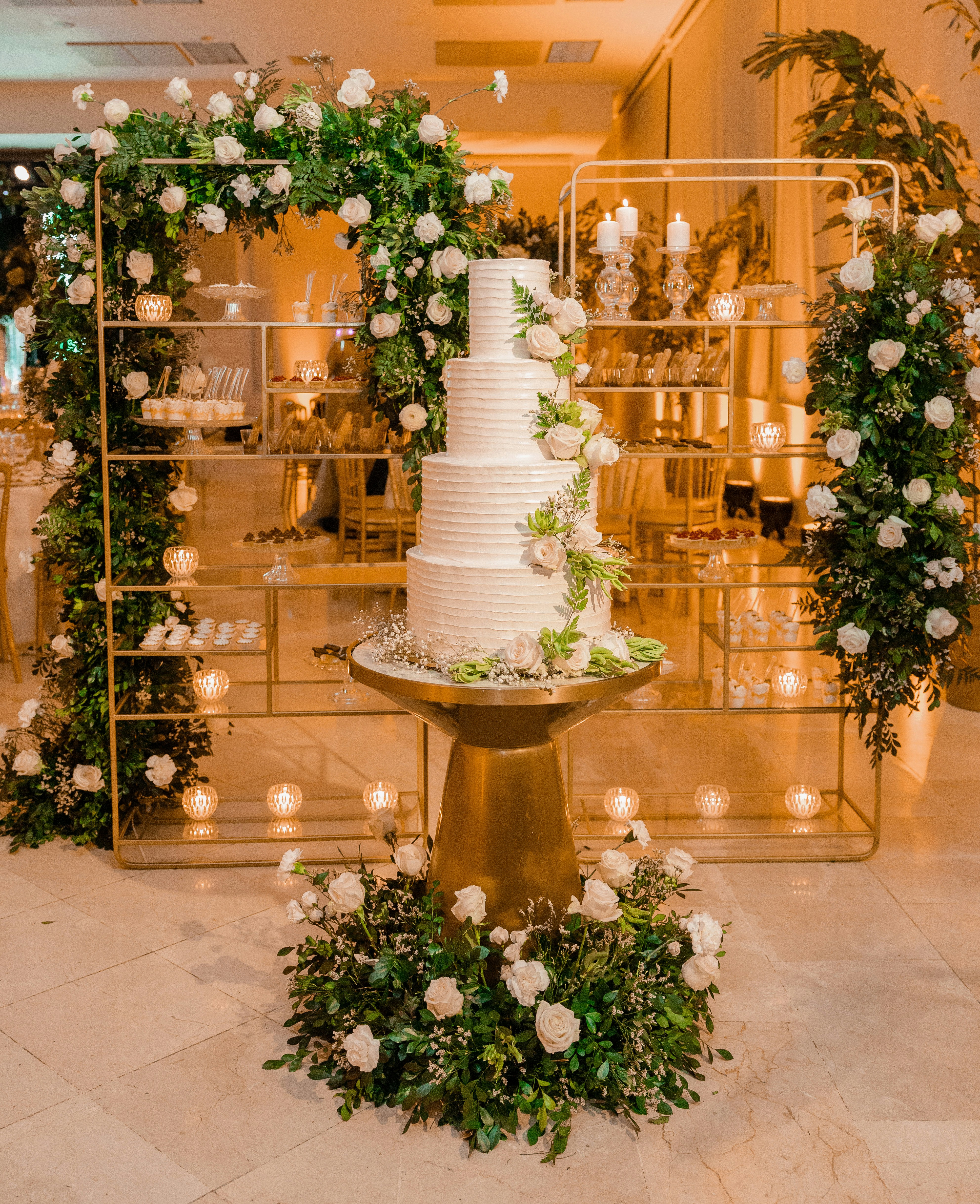 Un pastel de bodas blanco sentado encima de una mesa