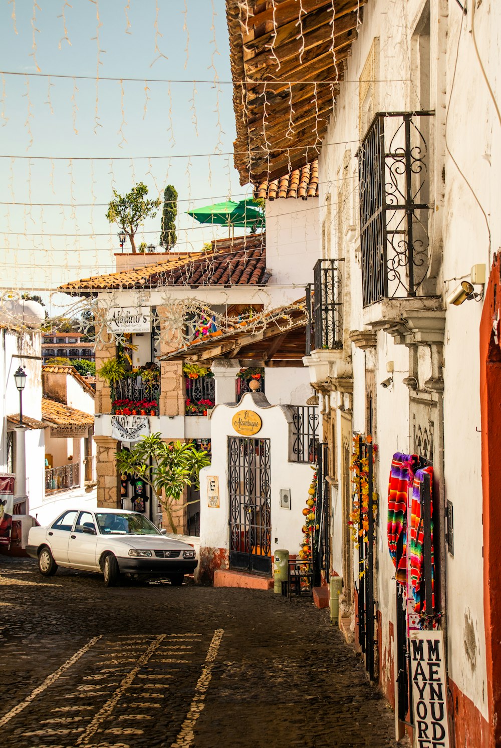 Un coche blanco aparcado al costado de una calle