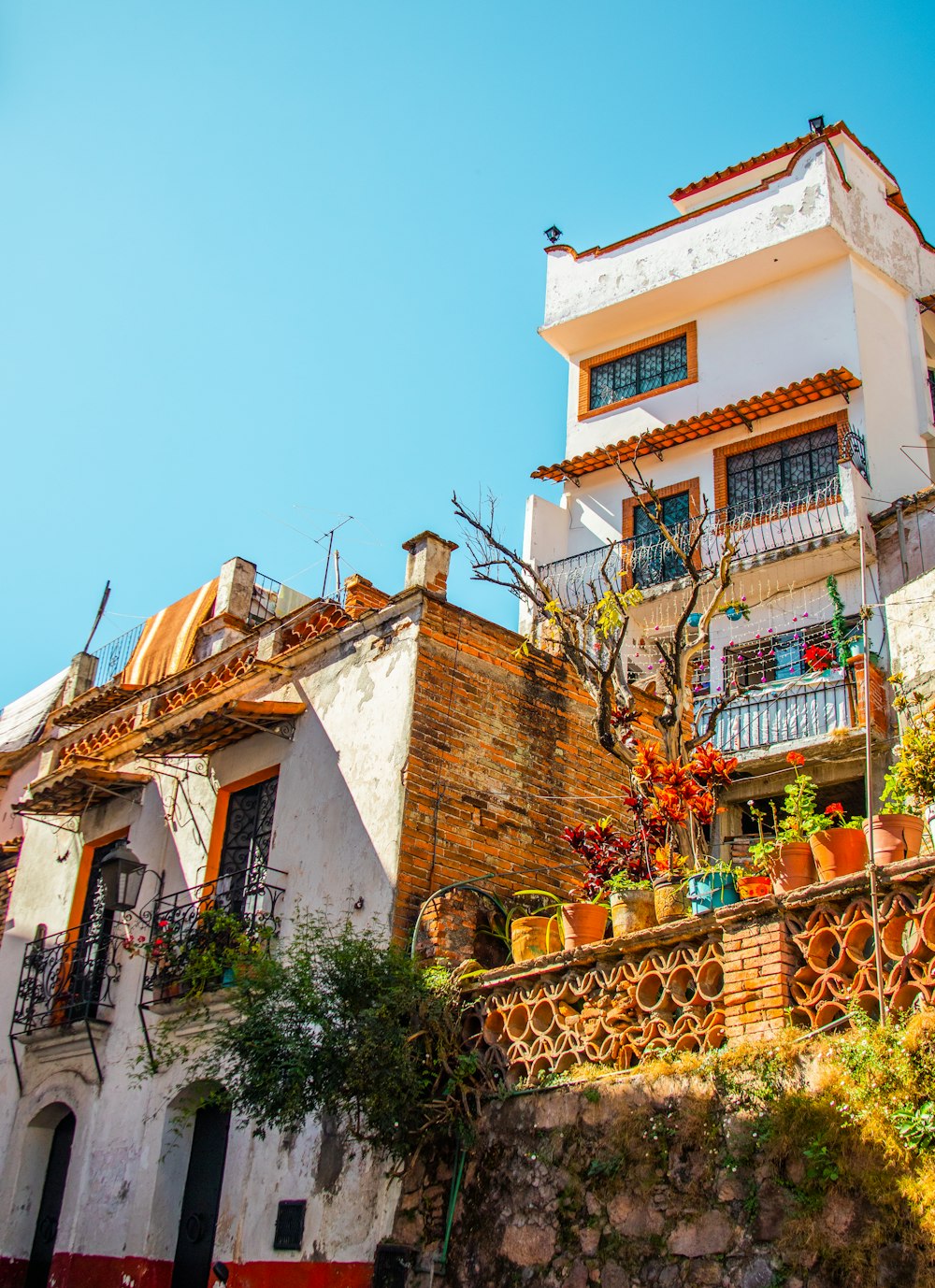 Un edificio alto y blanco con balcón y balcones