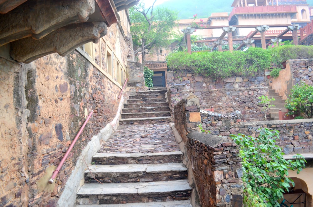 a set of stone stairs leading up to a building