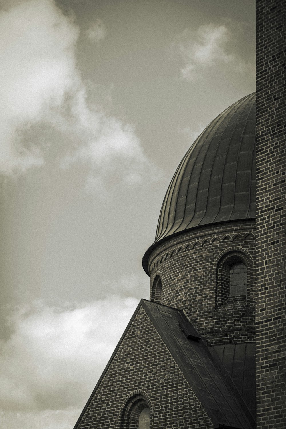 Una foto in bianco e nero di un campanile della chiesa