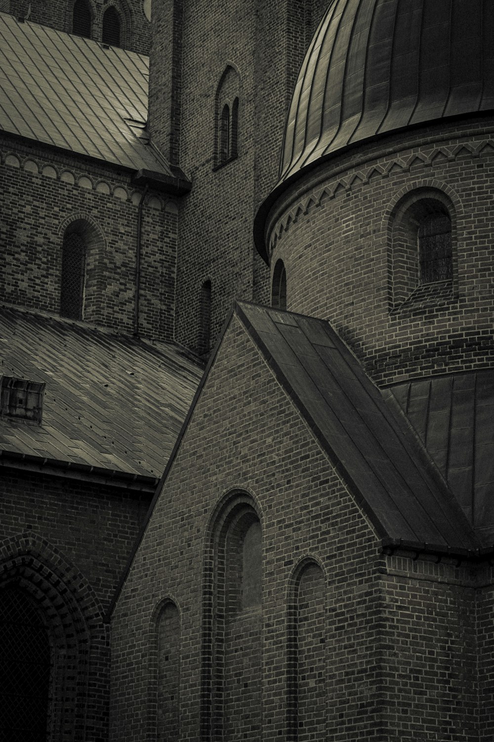 Una foto in bianco e nero di una chiesa con una torre dell'orologio