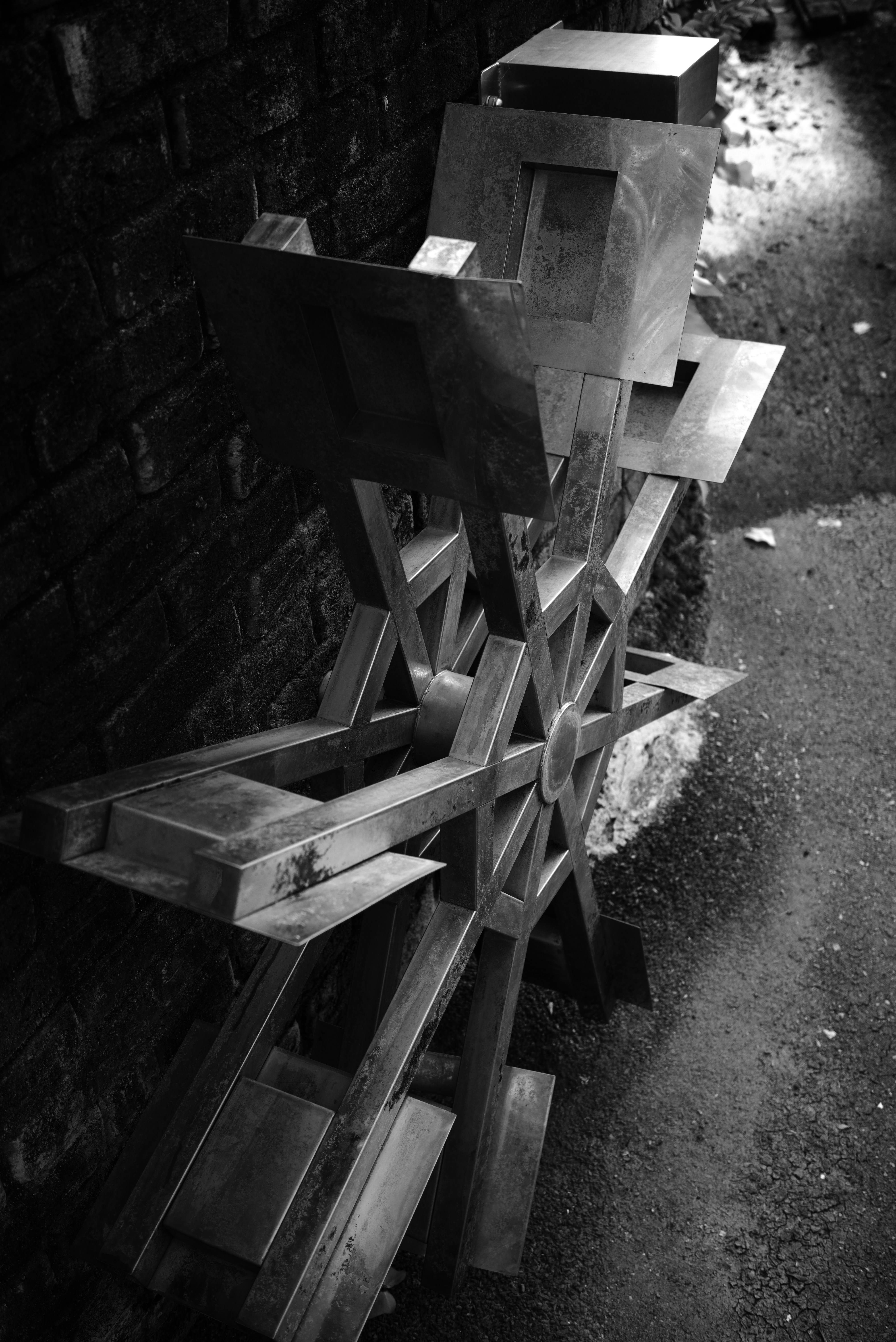 レンガの壁の隣に座っている木製のベンチ