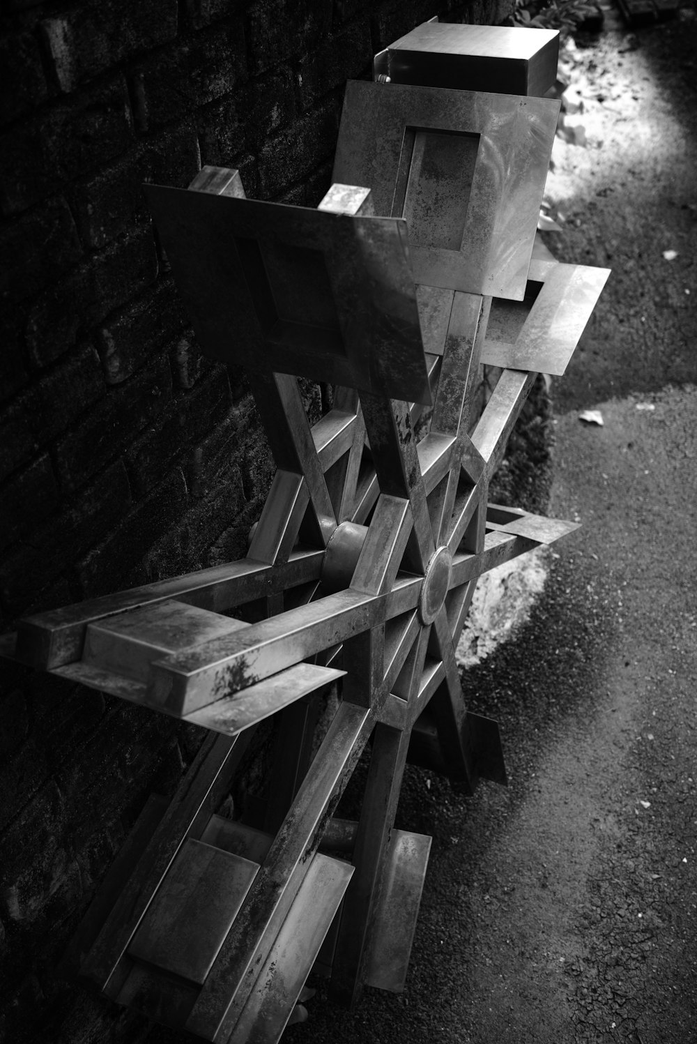 a wooden bench sitting next to a brick wall