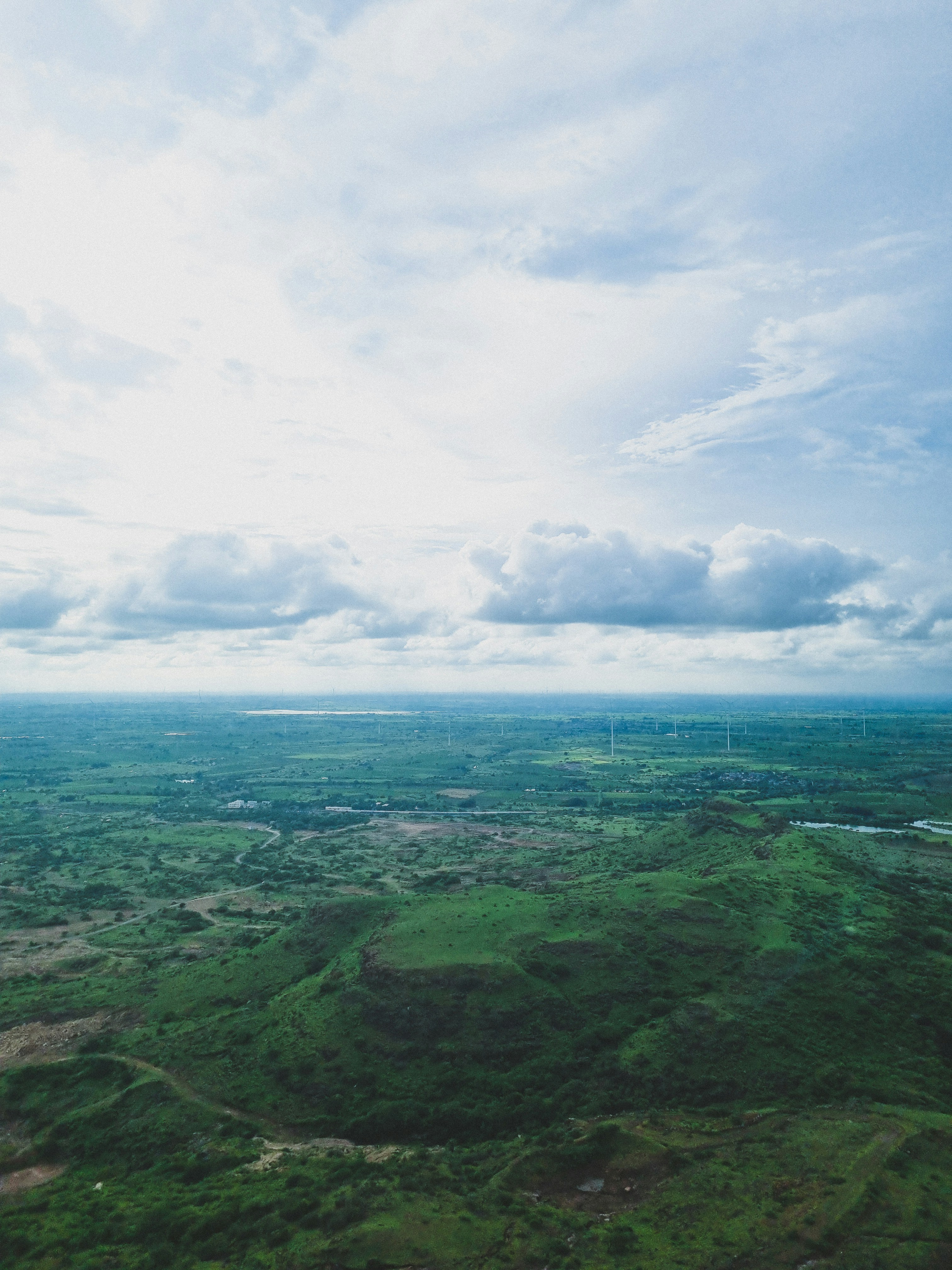 An aerial view of a lush green field photo – Free Gop jam Image on Unsplash