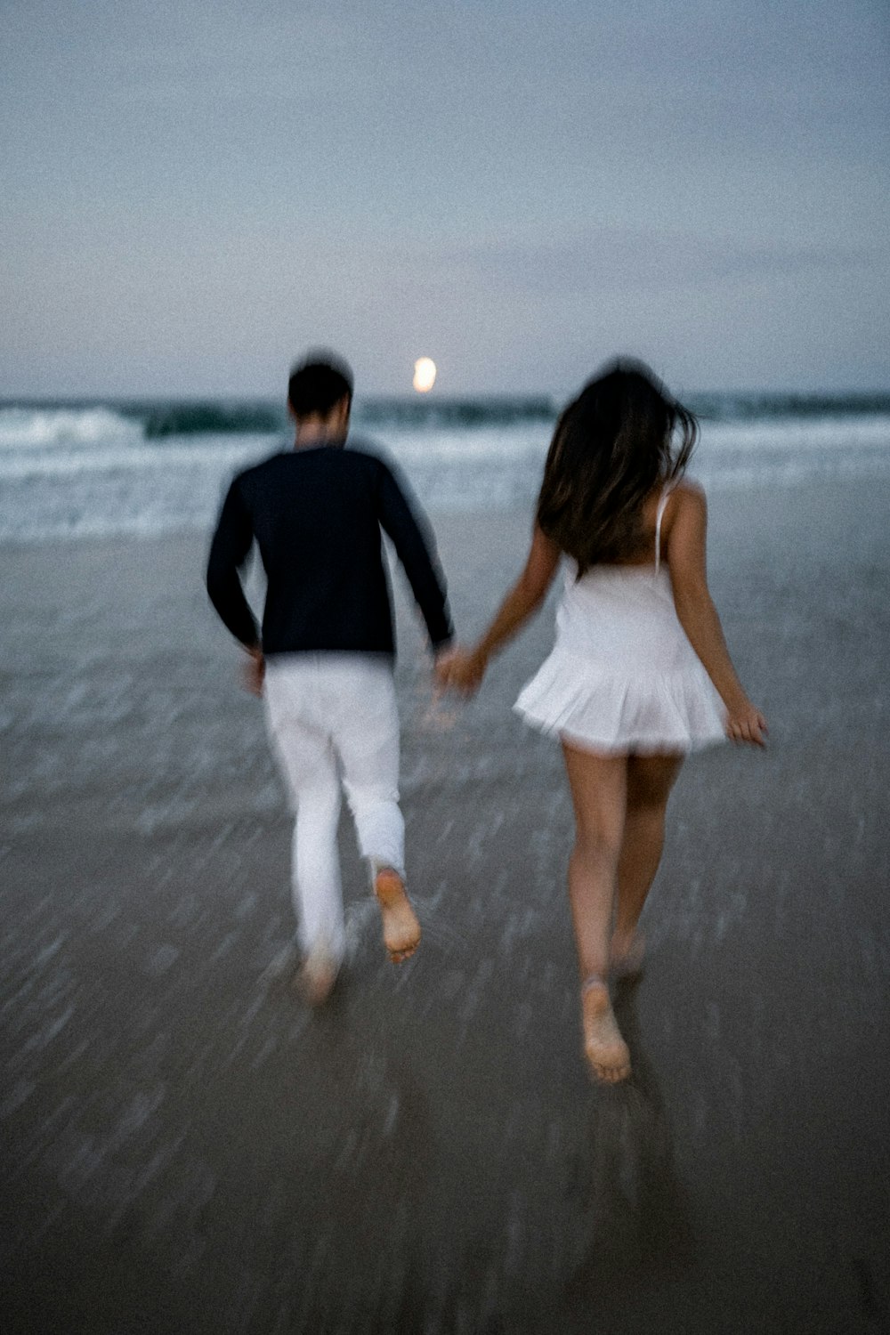 砂の中を歩いているカップル