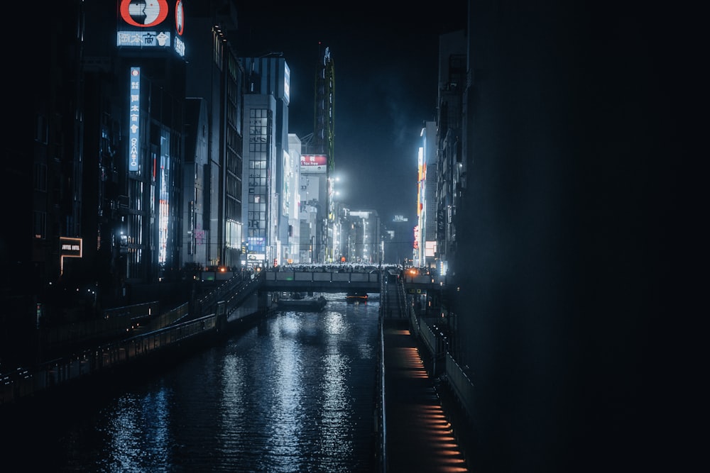 une rivière qui traverse une ville la nuit