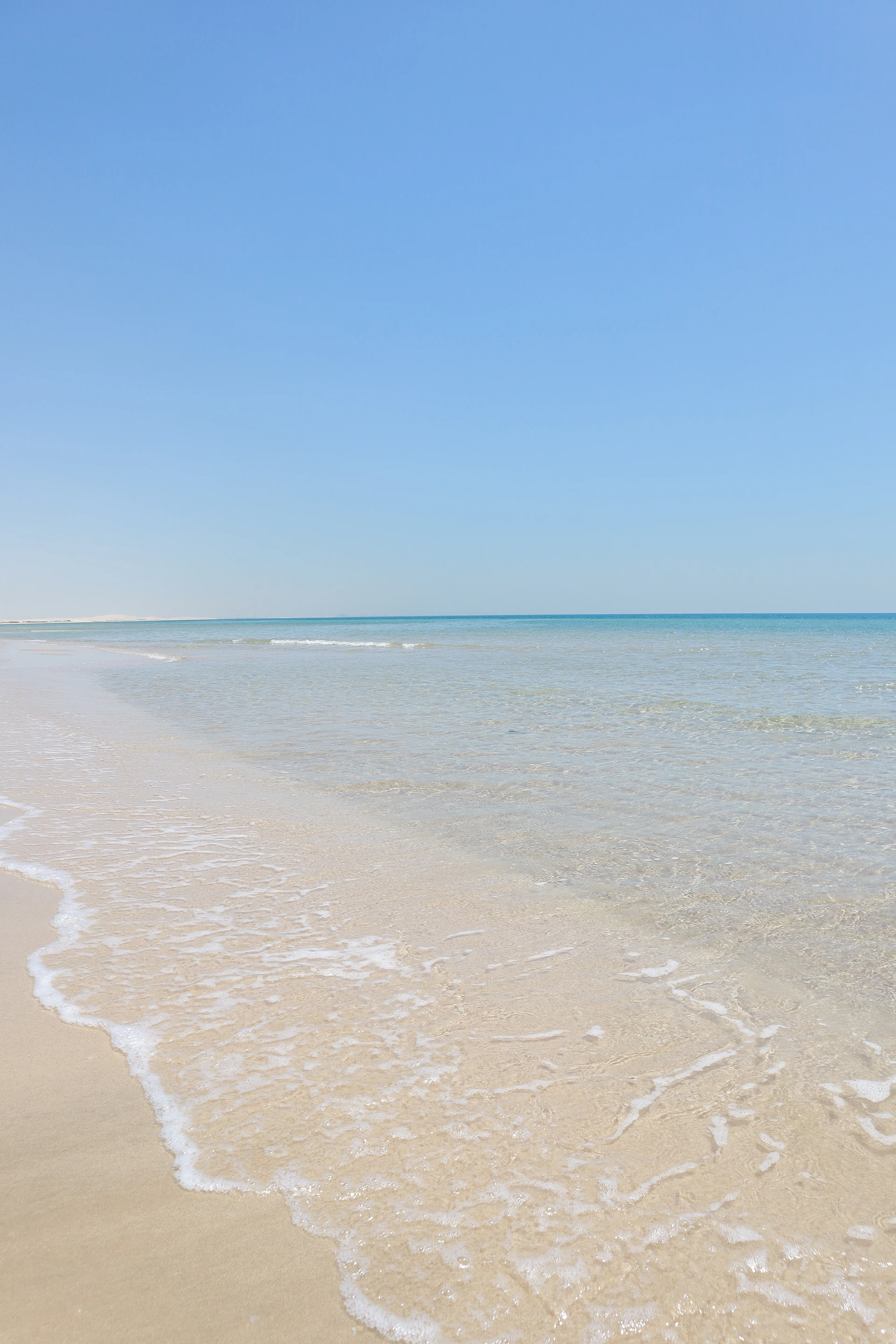 Côte méditerranéenne tunisienne sous le soleil