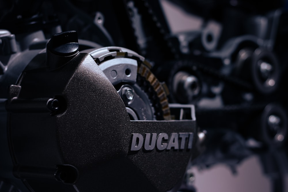Eine Nahaufnahme eines Ducati-Motorradmotors