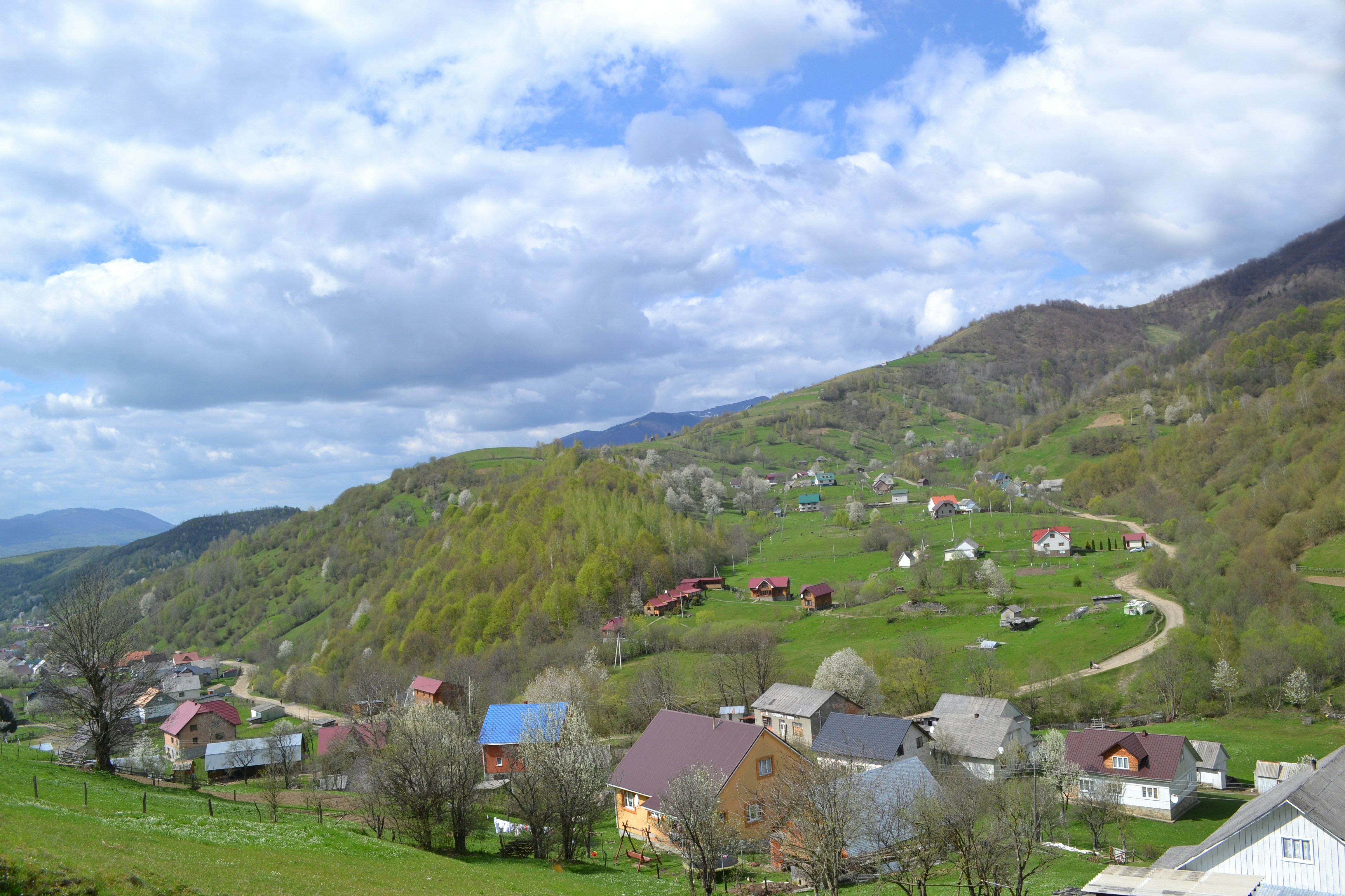 Un piccolo villaggio nel mezzo di una verde valle