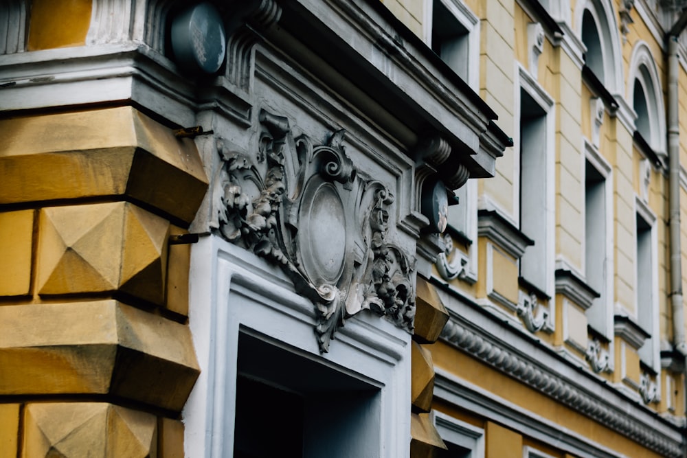 Eine Nahaufnahme eines Fensters an einem Gebäude