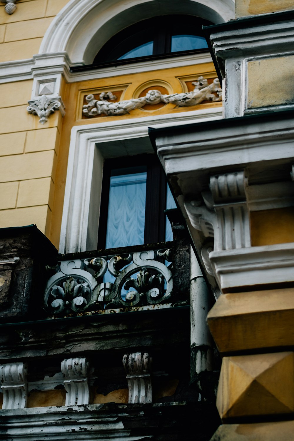 Nahaufnahme eines Fensters an einem Gebäude