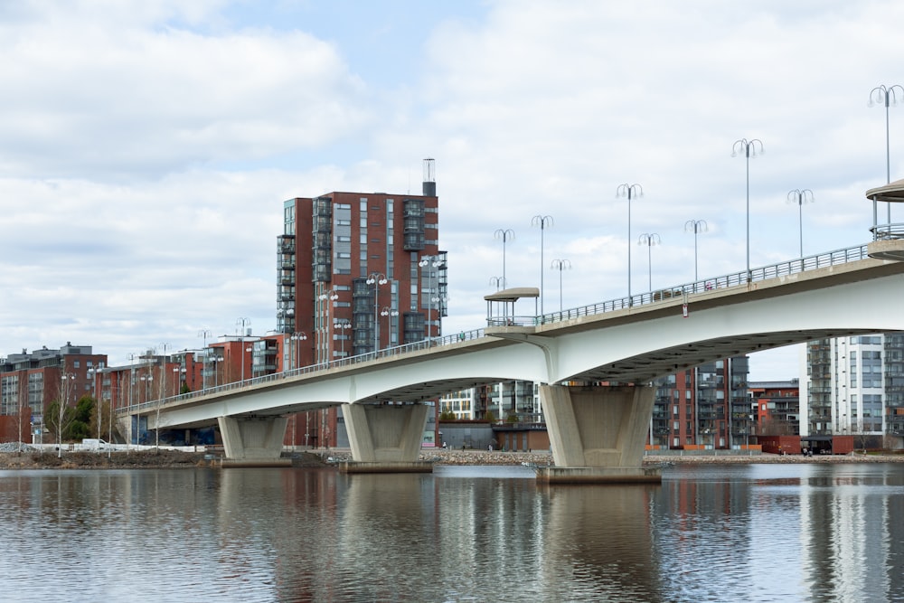 eine Brücke über ein Gewässer mit hohen Gebäuden im Hintergrund