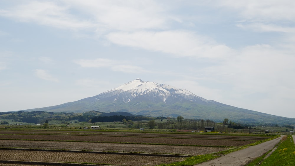 Ein großer schneebedeckter Berg in der Ferne