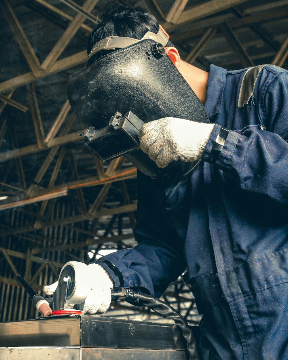 Un soldador trabajando en una pieza de metal