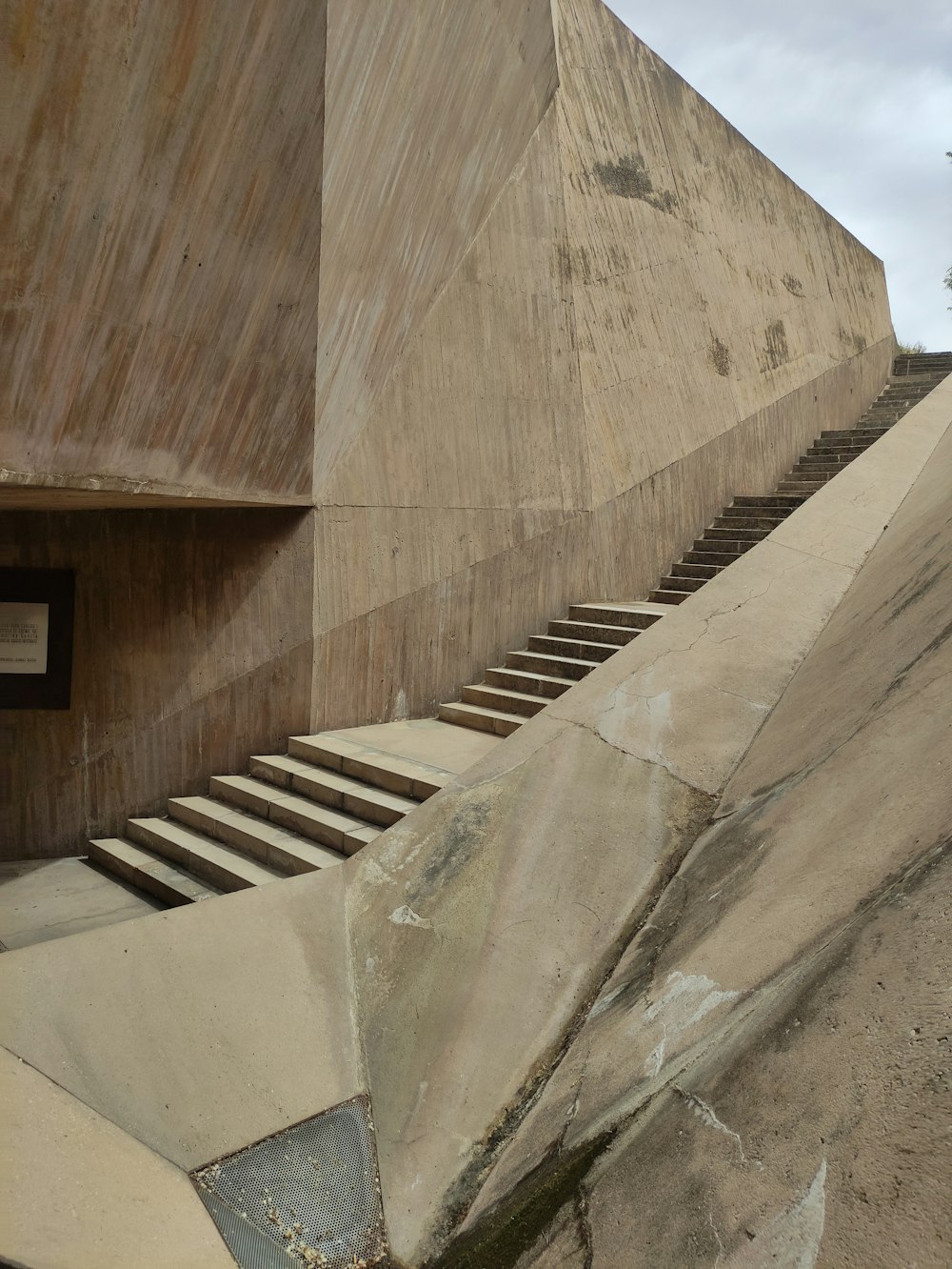 um edifício de concreto com escadas que levam até ele