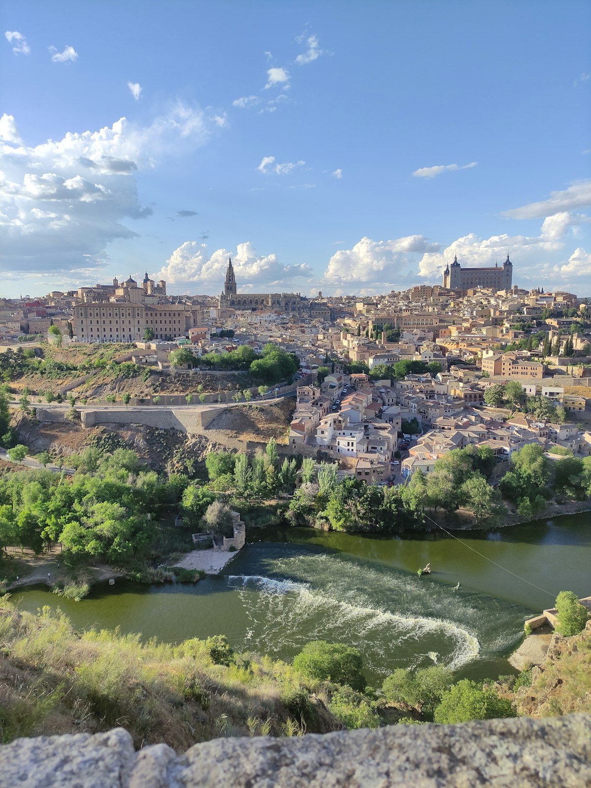 Vista de Toledo a partir de um mirante, com o rio Tejo ao redor