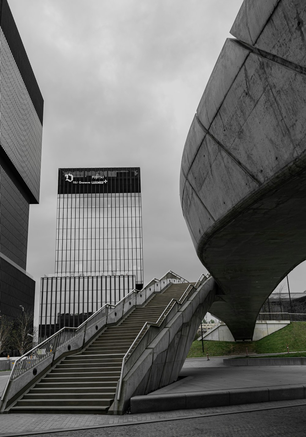 Ein Schwarz-Weiß-Foto einer Rolltreppe und eines Gebäudes