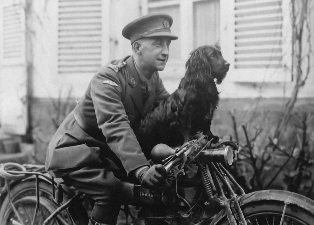 um homem em uma motocicleta com um cachorro