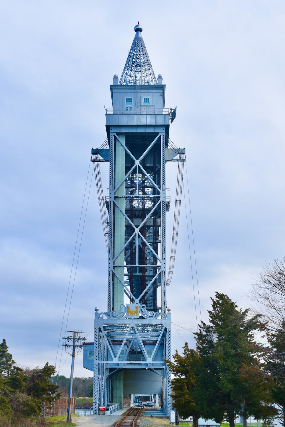 un'alta torre con un orologio in cima